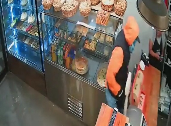 Fugaz y violento robo en una panadería de La Plata: en solo 25 segundos amenazaron a la empleada y escaparon con dinero
