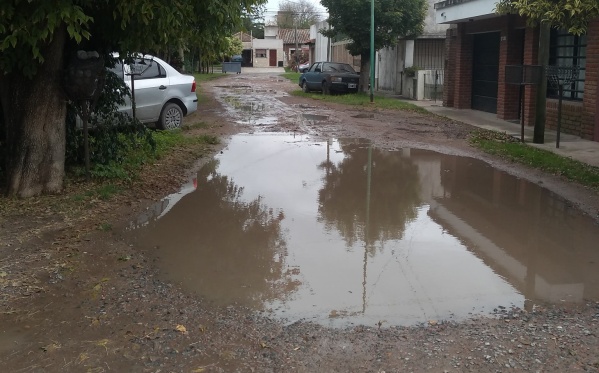 "A un paso de la 137, as&iacute; estamos": Vecinos de Los Hornos reclaman por calles en mal estado