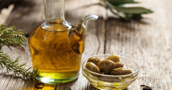 Expertos recomiendan consumir aceite de oliva antes de ir a dormir: los motivos