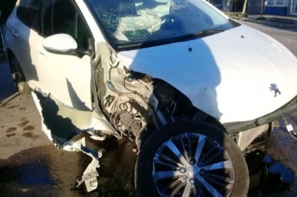 Un chico de 15 años chocó contra un poste frente a la Comisaría Segunda de Berisso y se salvó de milagro