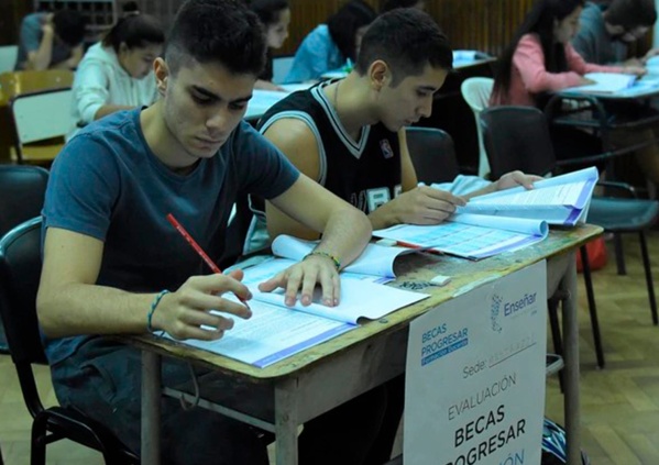 Más de 5.000 jóvenes de La Plata terminarán la Secundaria gracias al Progresar: la beca es de 5677 pesos