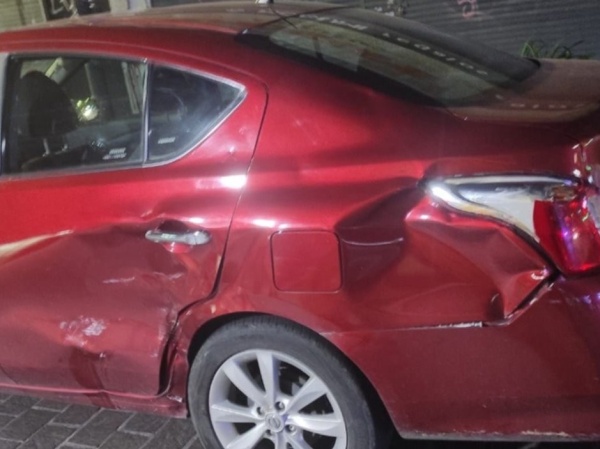 Un accidente entre un auto y una moto dejó dos heridos con politraumatismos en La Plata