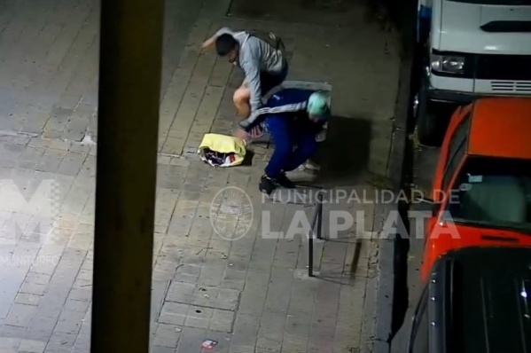 Se sentó al lado de su víctima en Diagonal 80 y 4 pero no pudo llegar muy lejos: le patearon su bolsa y fue atrapado