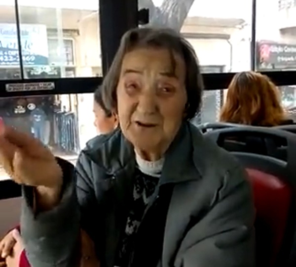 Una abuela platense se viralizó en las redes sociales tras cantar una canción del lobo: "siempre estaré a tu lado basurero"