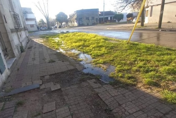 En Barrio Hipódromo reclamaron por una "laguna" donde ya se cayó una señora