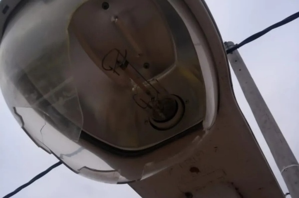 En 161 bis y 63 piden que cambien el foco de un poste de luz porque “está roto hace tres meses”