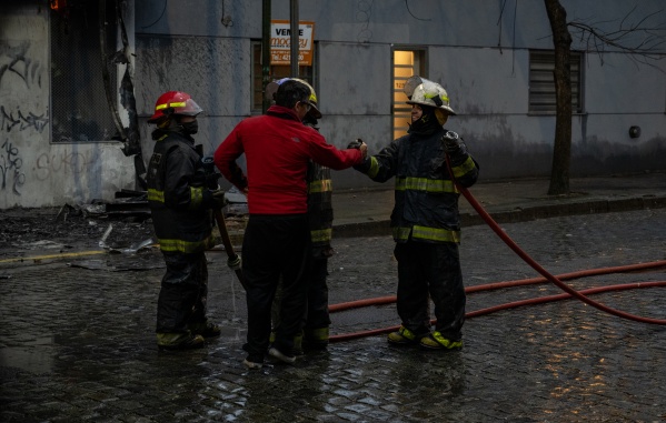 Derrumbe en un depósito de La Plata: "evacuamos más de 50 familias"