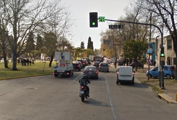 "15 minutos para hacer 4 cuadras": la queja de un conductor por la sincronización de los semáforos en avenida 32