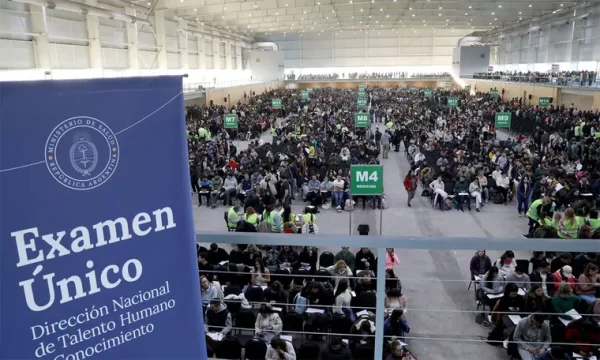 Examen de residencias bajo la lupa: el video que muestra cómo se copiaban usando anteojos espía y el celular