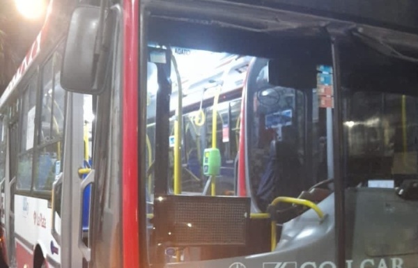 Rompió las ventanas de un colectivo de la Línea Oeste en La Plata sin motivo y lo detuvieron