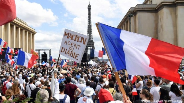 Detuvieron más de 70 personas en Francia en una protesta contra el pase sanitario