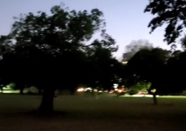 En el Parque Castelli volvieron a pedir por más luminarias: "Solo hay tres reflectores"