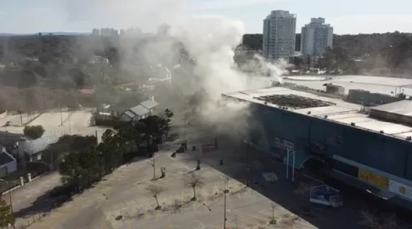Derrumbe e incendio en un reconocido Shopping de Uruguay
