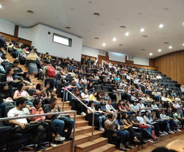 "Inoperantes, nadie sabe nada": por una falla técnica, decenas de alumnos perderían un año en Medicina de la UNLP