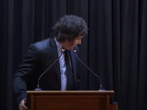 Se desmayó un chico en un acto de Javier Milei e hizo un chiste en lugar de auxiliarlo