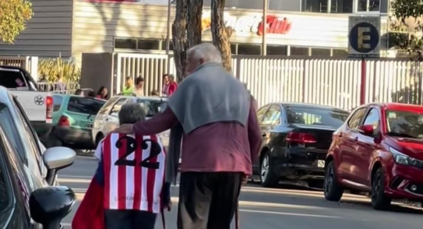 "Lo que une el fútbol que nadie lo separe": grabó a dos abuelos yendo al Estadio UNO y todos los Pinchas los reconocieron