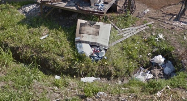 En Los Hornos reclaman por la basura que se arroja "como si nada" en las esquinas