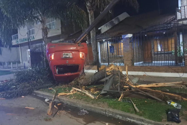 Fuerte accidente vial en La Plata: impactó contra un árbol, volcó y su acompañante terminó internado