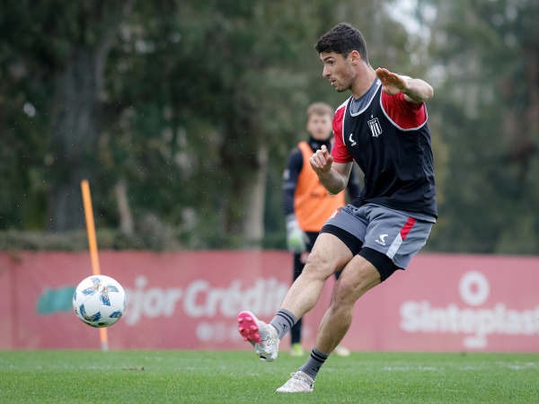 Domínguez paró un equipo, ratificó una idea y metió una sorpresa para jugar ante Independiente