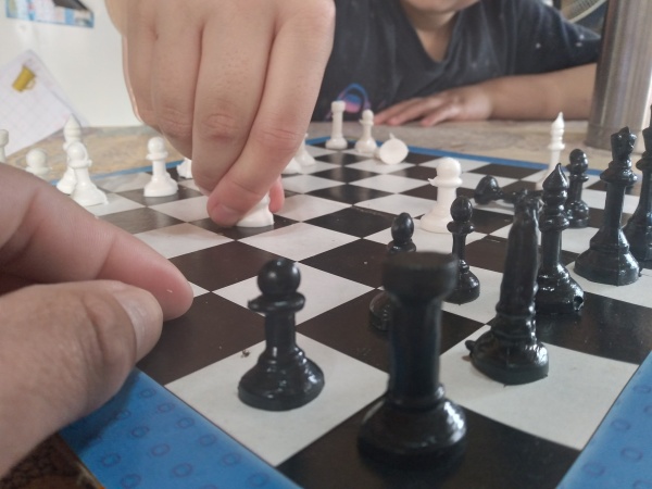 Pidió un ajedrez para su hijo en La Plata, la criticaron insólitamente pero hubo final feliz: "¿Querés ir a Europa también?"