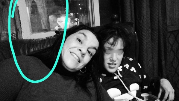 Una mujer fantasma se coló en una casa de La Plata y quedó retratada en una foto : “Estaba adentro, enfrente nuestro"