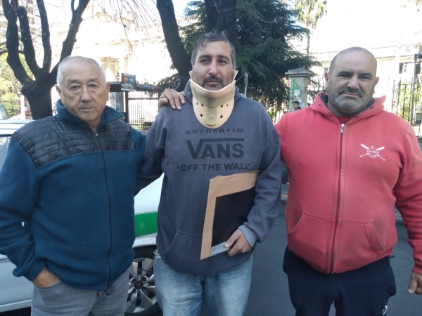 "Me patearon la cabeza y me dejaron inconsciente": taxista platense recibi&oacute; una paliza por una deuda y no puede trabajar