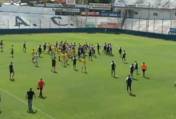 Batalla campal en el amistoso de Quilmes y Chacarita: el árbitro quedó en el ojo de la tormenta