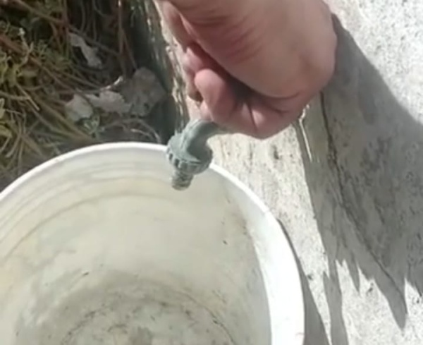 Agua con coloración o sin agua, frentistas de 151 y 60 denunciaron el mal funcionamiento del servicio