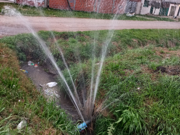 En 42 y 150 se quejaron por un desagradable "aspersor"