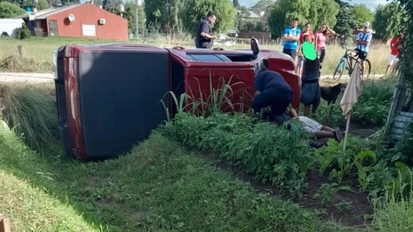 Un nene de 11 años volcó la camioneta mientras conducía porque su papá se había emborrachado y no podía manejar