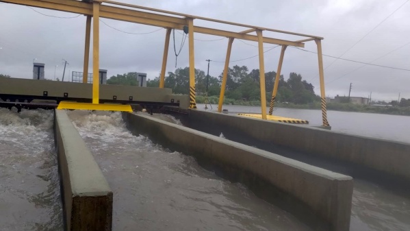 Video: En solo tres horas cayeron más de 100 milímetros de agua en Berisso
