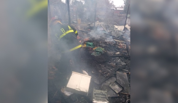 Fuego y destrucci&oacute;n en una casa de San Carlos