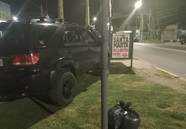En Los Hornos pusieron el grito en el cielo por autos mal estacionados cuando van a jugar al Fútbol 5