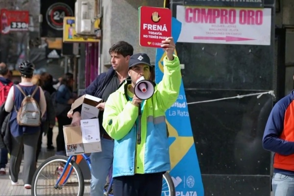 ¿De qué trata la campaña de concientización para vehículos, ciclistas y peatones que se presenció en las calles de La Plata?