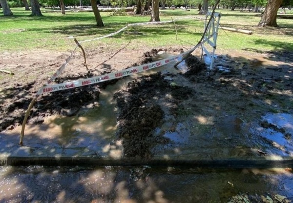 Vecinos denuncian una gran perdida de agua en el Bosque y calle 50