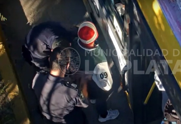 Cay&oacute; un hombre mientras acosaba mujeres en un micro de la L&iacute;nea Este: la polic&iacute;a fren&oacute; al colectivo