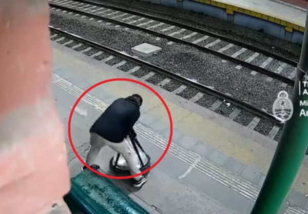 Un insólito robo quedó grabado en el Tren Roca: se sentó en la estación tras cometer el ambicioso asalto