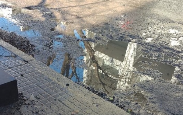 En 8 y 62 reclamaron por una pérdida de agua que ya lleva un mes sin solución