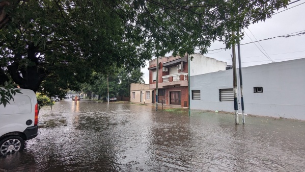 En una noche llovió más de lo previsto para el mes: reportan inundaciones en distintos puntos de La Plata