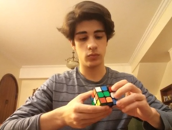 Un joven platense se "mató" estudiando y llegó a armar el Cubo Rubik en solo 15 segundos: "Memoricé muchos algoritmos"
