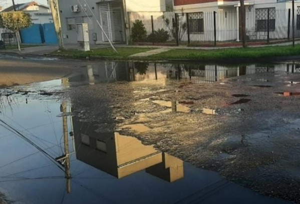 Vecinos de Los Hornos piden una “inmediata reparación de las calles destruidas”