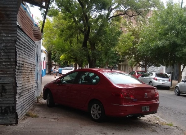 En la zona de 6 y 42 volvieron a reclamar por autos que estacionan sobre la vereda