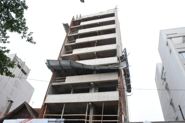 Un trabajador cayó de una obra en construcción en 11 y 48: “Cuando se lo llevaron estaba respirando; tenía signos”