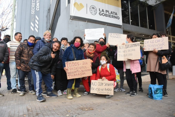 Manteros y manteras de calle 51 denuncian discriminaci&oacute;n: "Queremos trabajar"