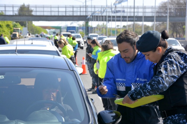 Secuestraron en la bajada de la autopista Buenos Aires - La Plata tres vehículos inhabilitados tras un amplio operativo