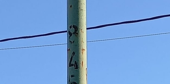 Vecinos de Los Hornos reclaman por un poste de luz que no funciona