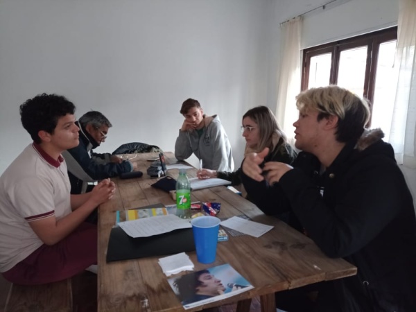 Los jóvenes libertarios de La Plata quieren construir centros de estudiantes "apolíticos" en las secundarias