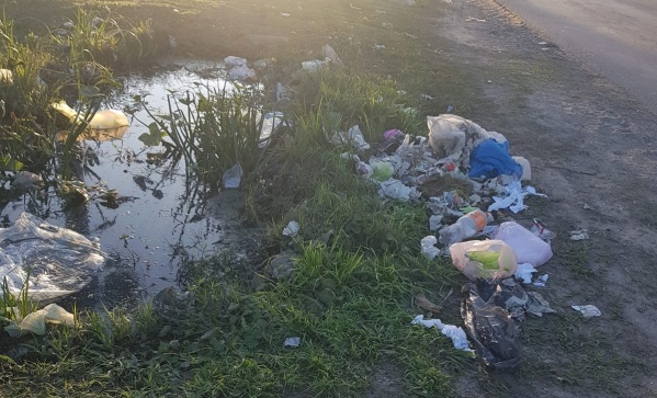 "Es un hartazgo total": vecinos de Los Hornos piden mayor limpieza en las calles porque tiran bolsas de basura