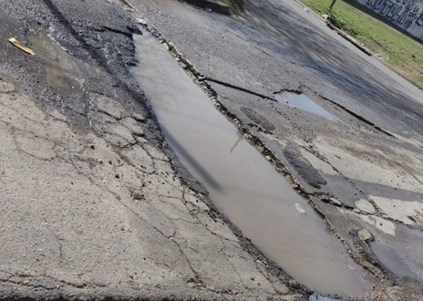 En la zona de 146 y 58 reclaman por un "cráter" en la calle: “Ya no se puede pasar”