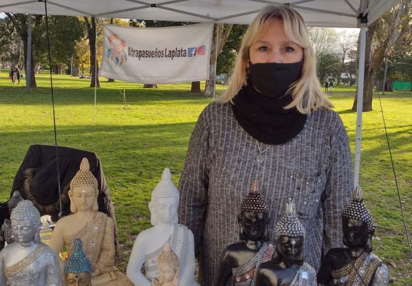 "Necesitamos creer en algo": Budas, elefantes y una jubilada platense que es la sensación de la feria del Parque San Martín